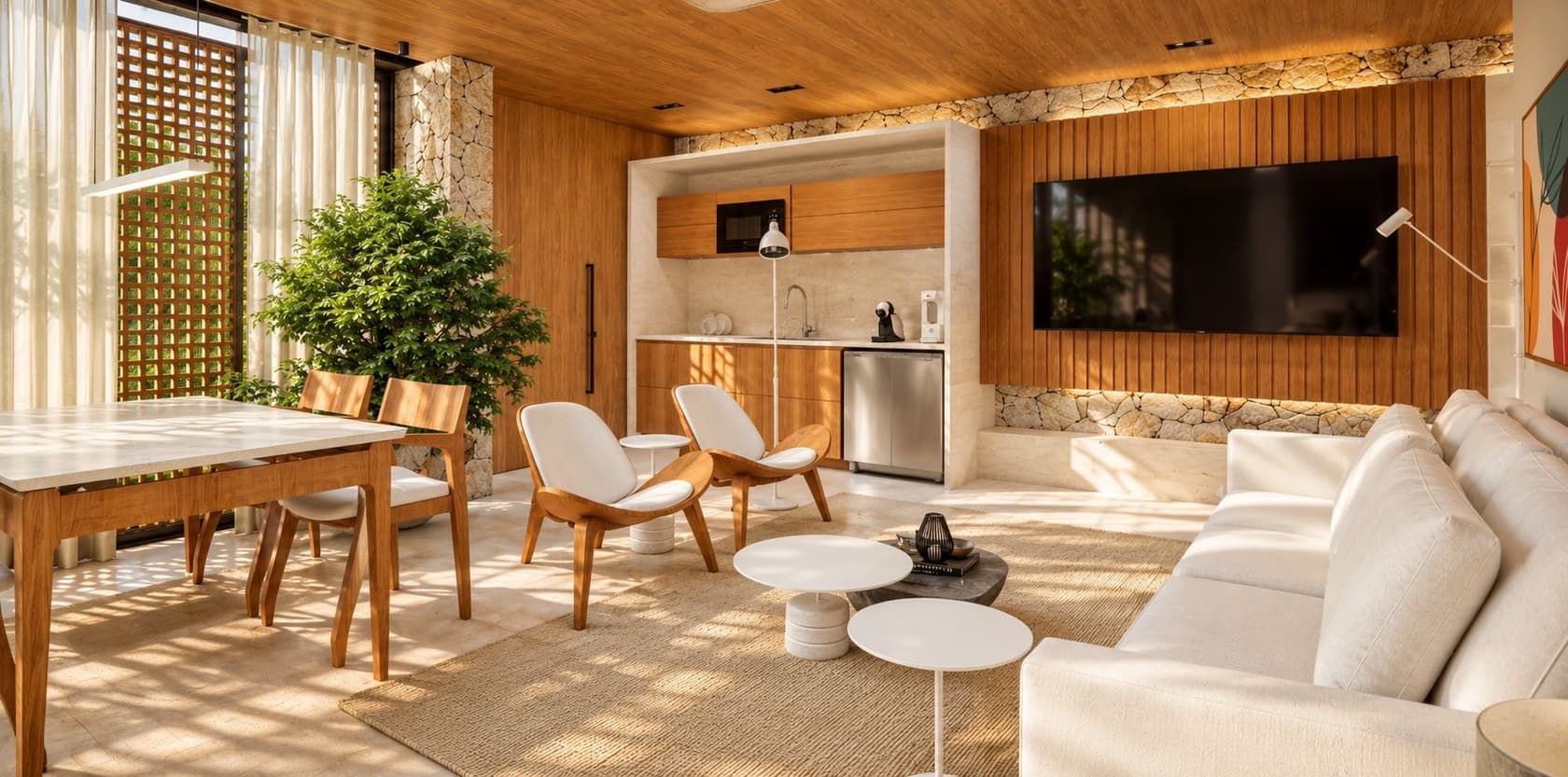 Sala e cozinha integradas, com mesa de jantar e painel de madeira.