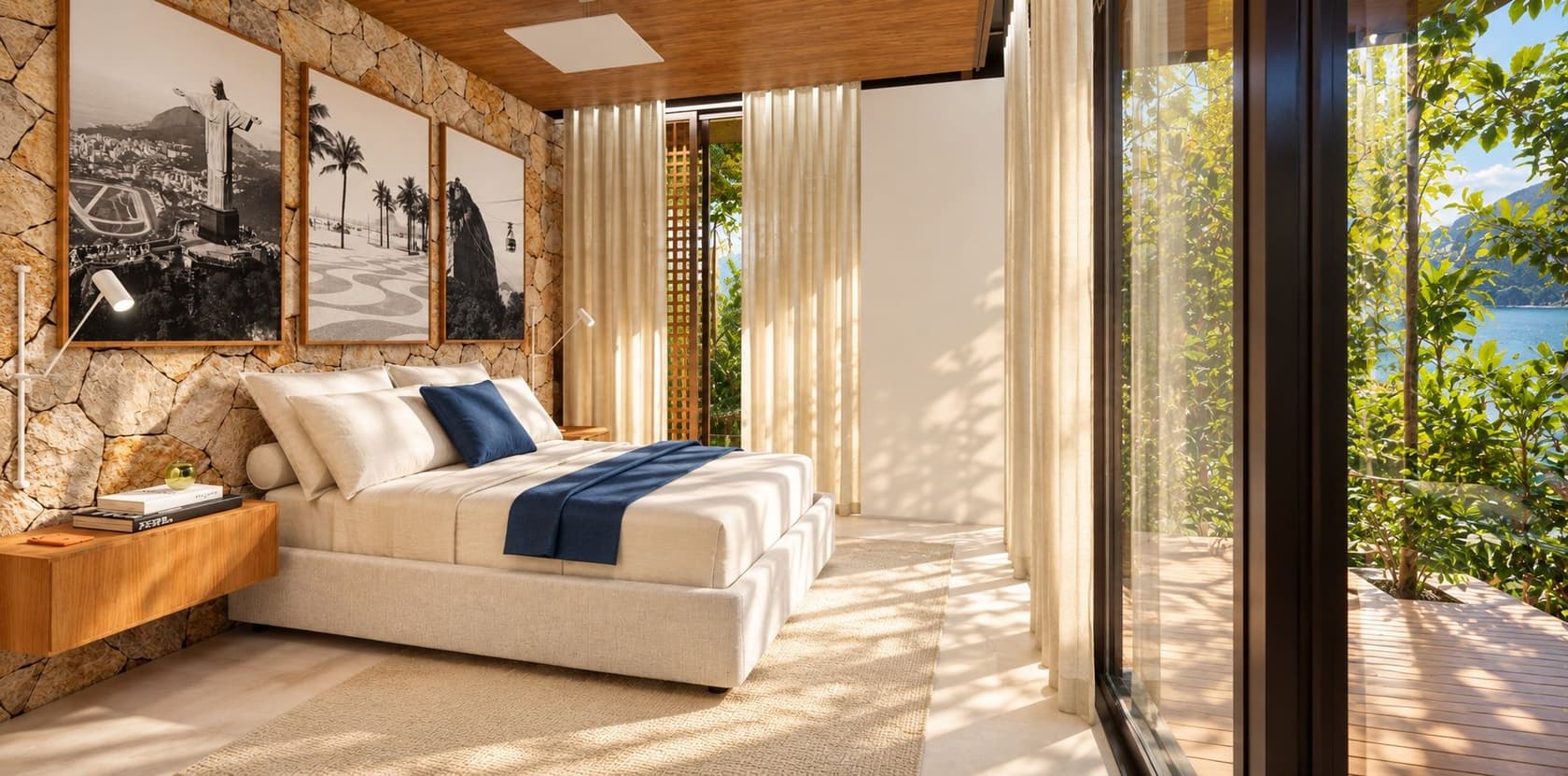 Quarto com cama de casal, fotografias em preto e branco e abertura para a floresta.