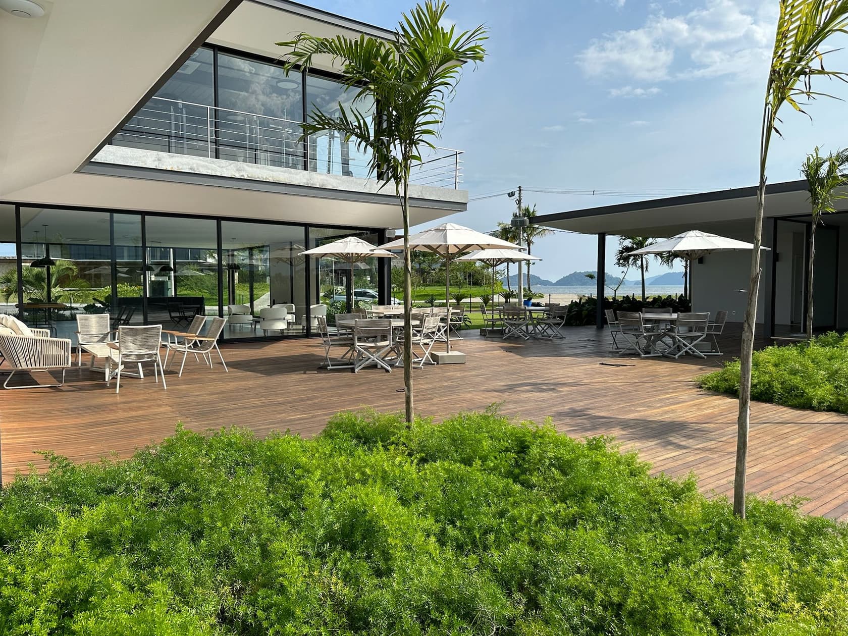 Deck do clube com guarda-sóis, voltado para a baía.