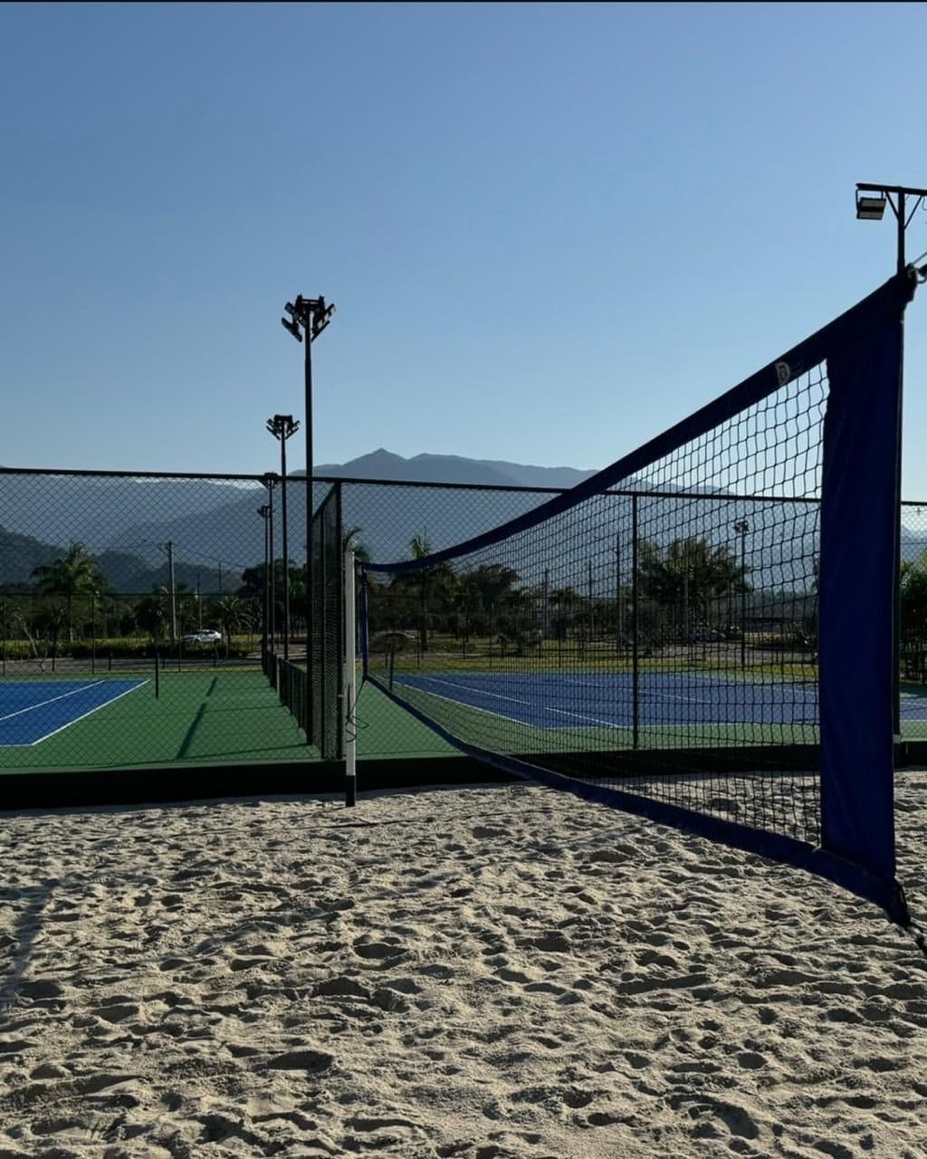 Quadra de areia com rede, vista de perto.